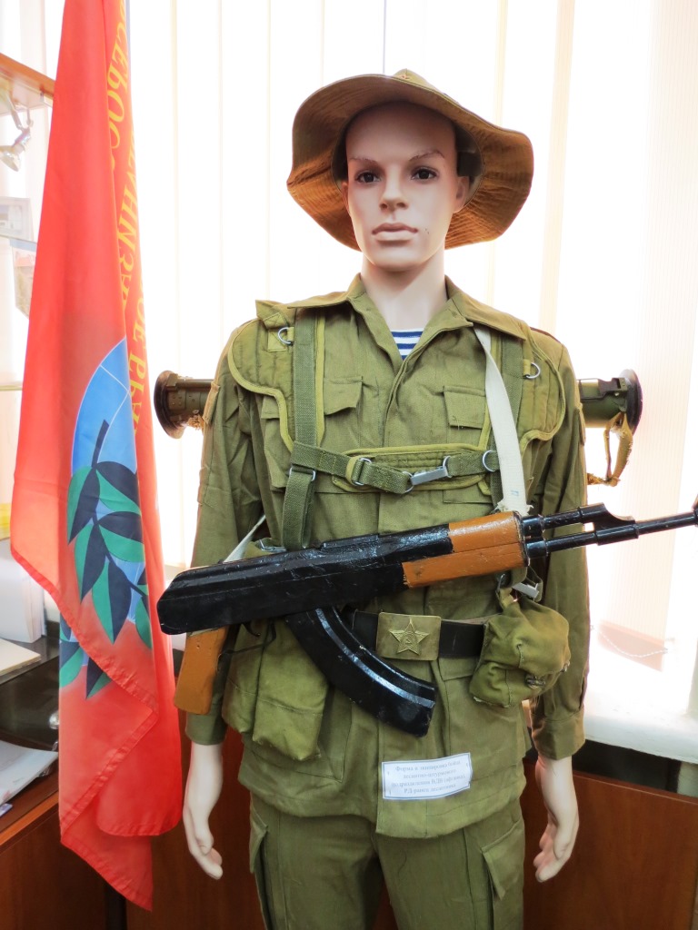 Солдат в форме воина-интернационалиста, образца 1984 года.